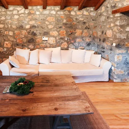 Alluring Holiday In Pella With Jacuzzi Prázdninový dům